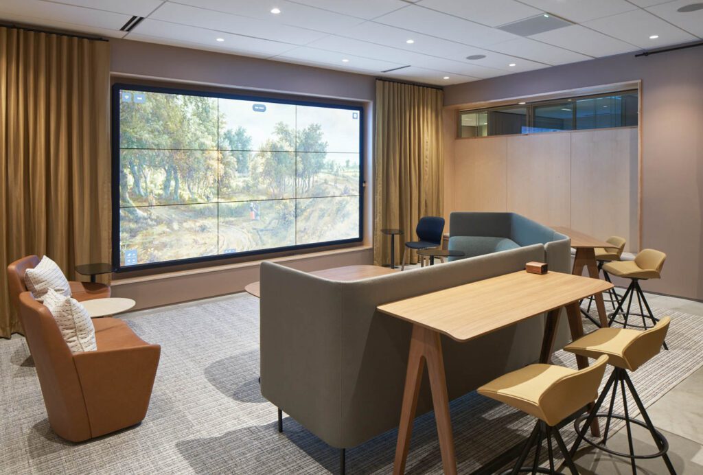 多功能媒体室屏幕可隐藏在窗帘后