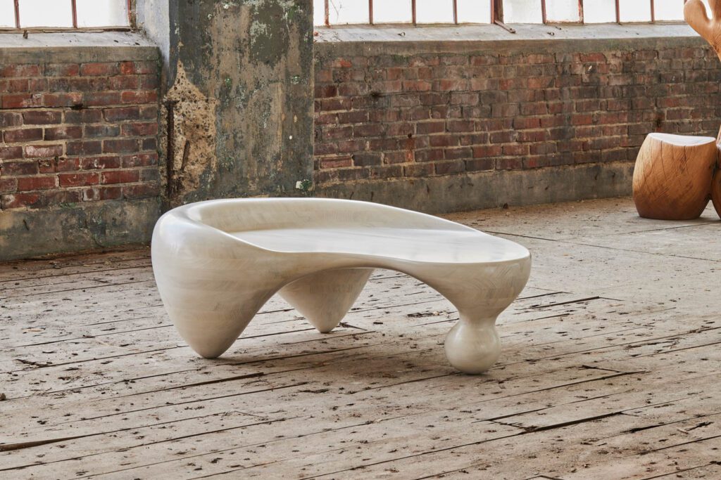 Curvy One和One三角咖啡桌由灰木搭建