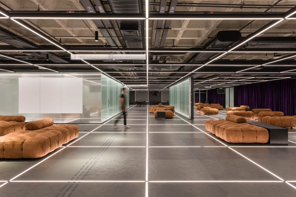 公司雇员白天穿过大厅