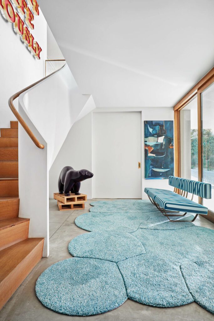 海蓝地毯和长凳 装有轻装楼下 切特架构和吉斯兰比尼亚斯设计的房子