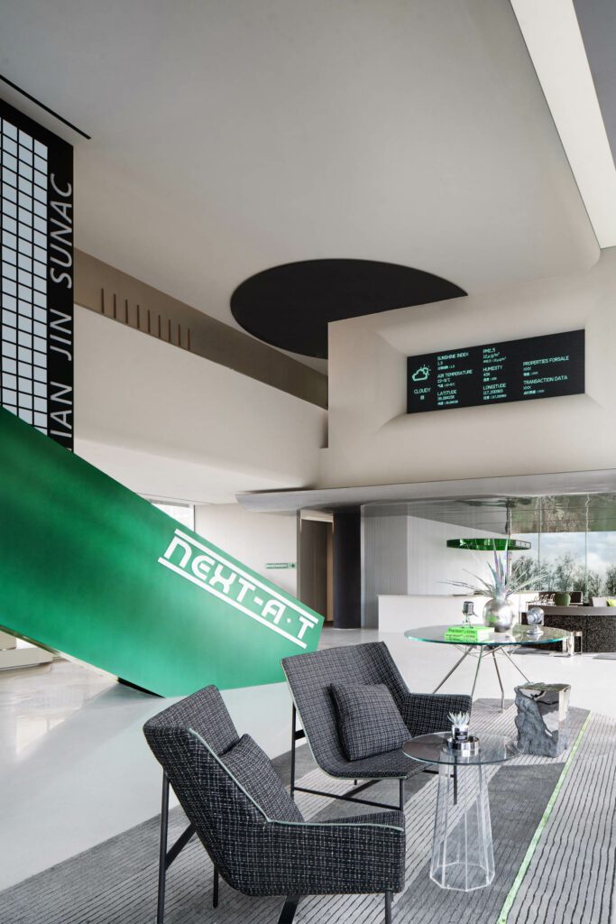 数字屏幕显示天气和房地产数据