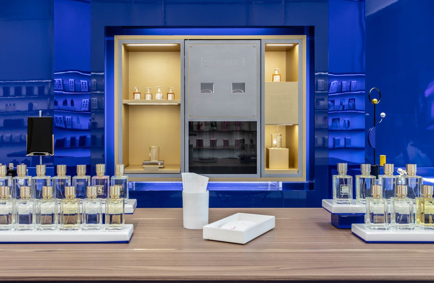 内衣蓝画表示Ex Nihilo签名颜色