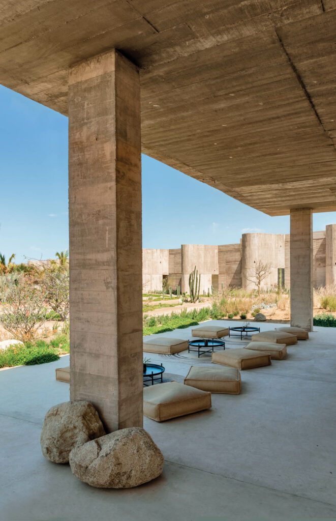 现场发现的雕刻石块已融入公共空间装饰