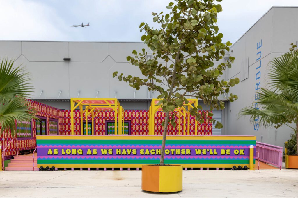 蓝骑士超蓝实验艺术中心标志由YinkaIlori设计,照片由Pedro Wazzan/Coursey超蓝