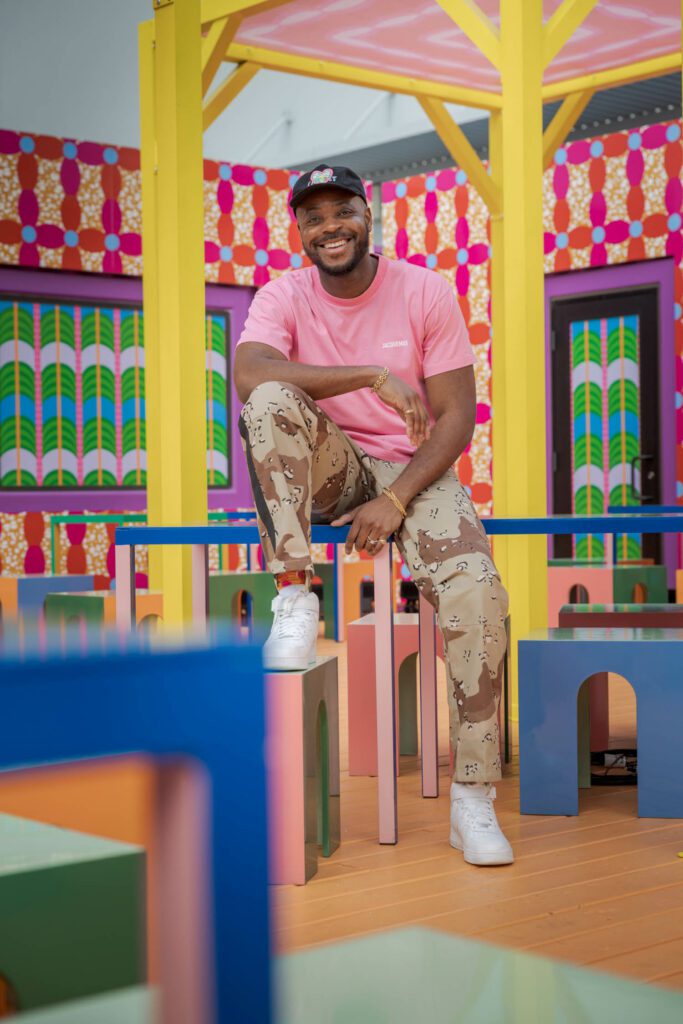 Ilori坐在为项目设计的一个表上Web独家-摄影YinkaIlori