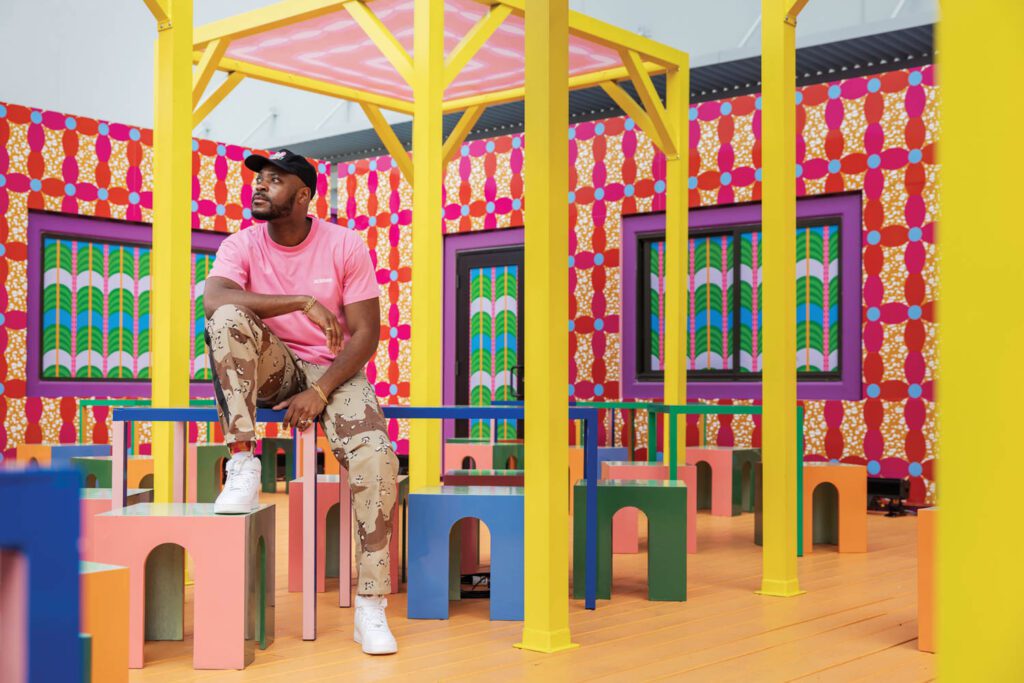 ilori坐在可堆叠的胶合广场凳子中,einkalori.com提供Pedro Wazzan/Coursey超蓝