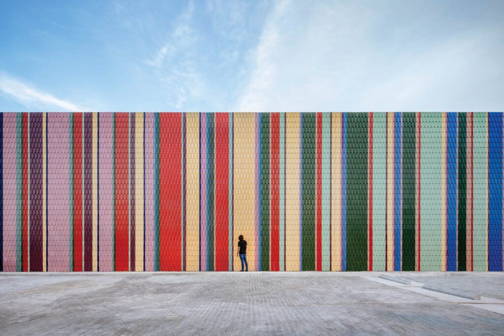 约3万块石器嵌入ArcaWynwood设计中心外部, 建材展示室和美术空间块离迈阿密设计区, 调色板基于墨西哥比索方值, 母公司Grupo Arca照片来源:Cesar Bejar