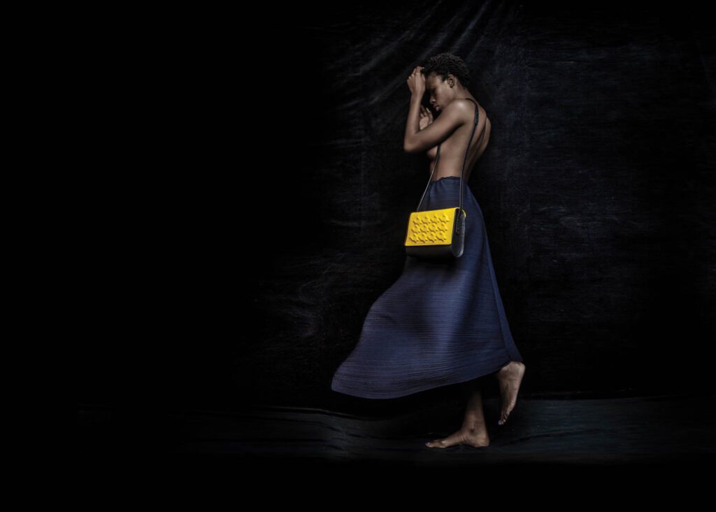 ANASTASIAKOMAR:模型Ariele Simone穿 西班牙皮圈包3D重解苏格兰传统检查用感知游戏由环境设计公司格式创建者Komar艺术实践Mooqko构思射击集设计图尔基那法索