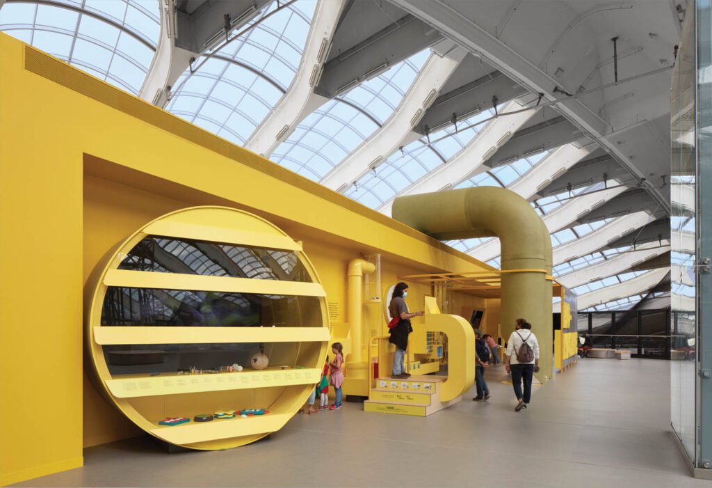 KANVA与Neuf架构师es:占领为1976年奥林匹克运动会搭建的前平台,Montal Biodome科学博物馆保留其建筑遗产,插入由Batyline和Precontraint独立元素制成的生物益皮并封装大规模天窗板James Brittain摄影