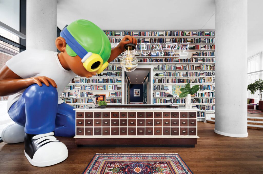 SNEHETTA和STONEHILLLOR:研究生罗斯福岛酒店是康奈尔技术校园的一部分并反映它的独特位置,它与老学新时代混合并发,从书状大厅开始,以Hebru Brantley12尺高飞博伊雕塑为中心Steve Freihorn摄影