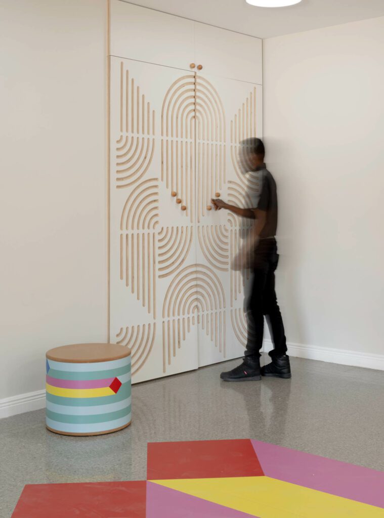 嵌入式柜门刷漆,而CNC刻线和拱门显示层