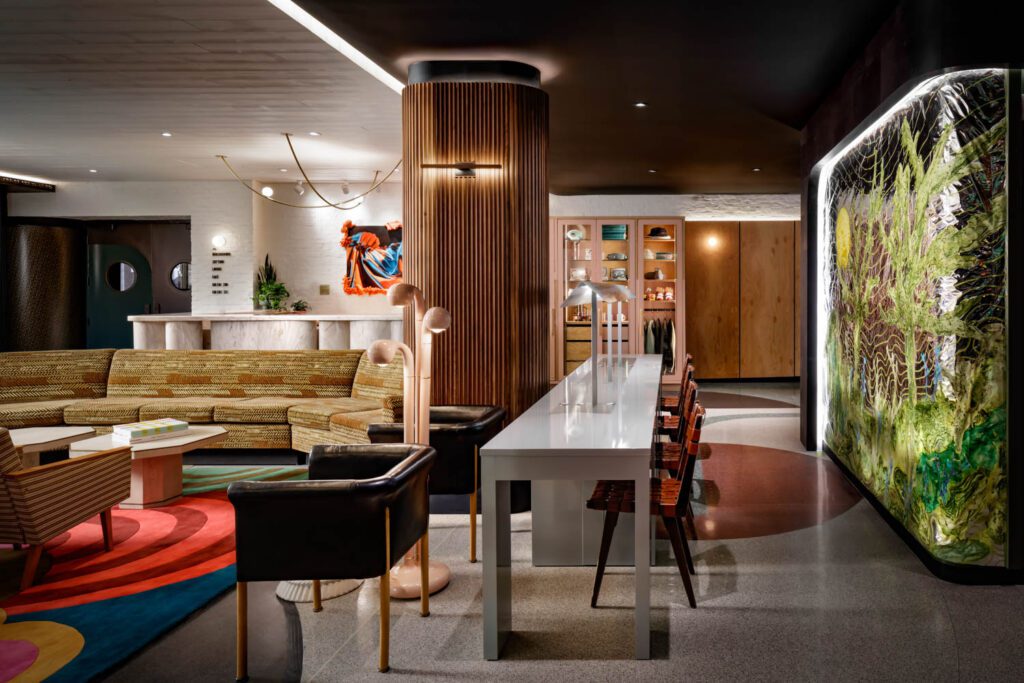 大堂内长窄工程指针对墙上画