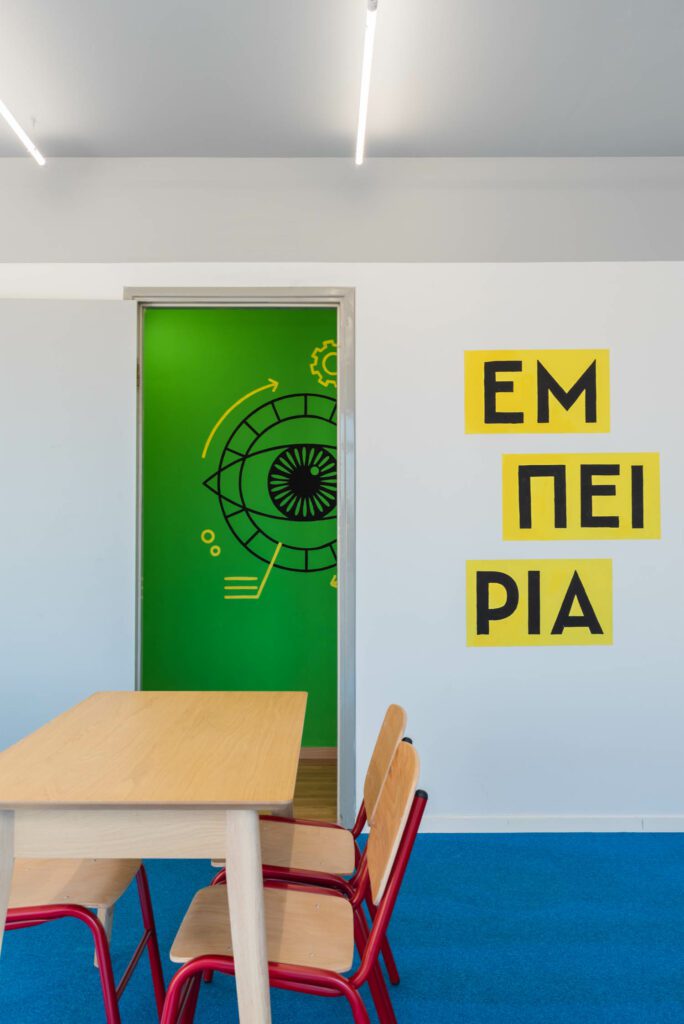 KCA图形设计师Valentina Alberti手写壁画,包括全空间希腊词体验