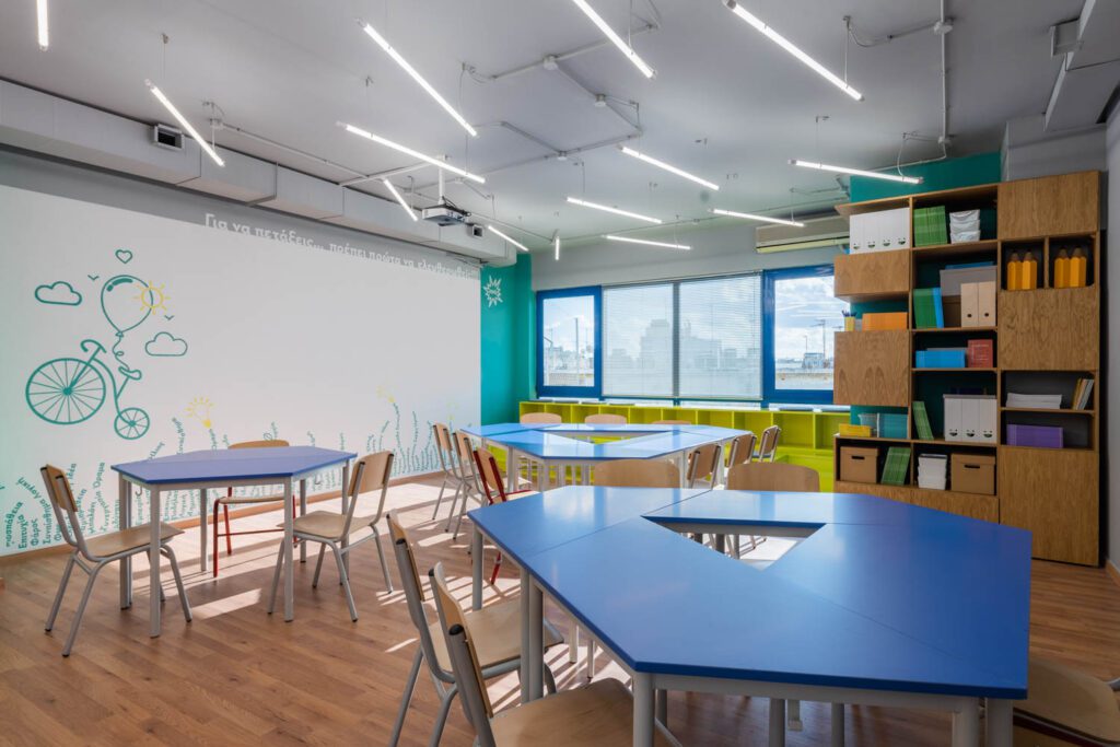 滴水管照明照亮Marantoni课桌椅