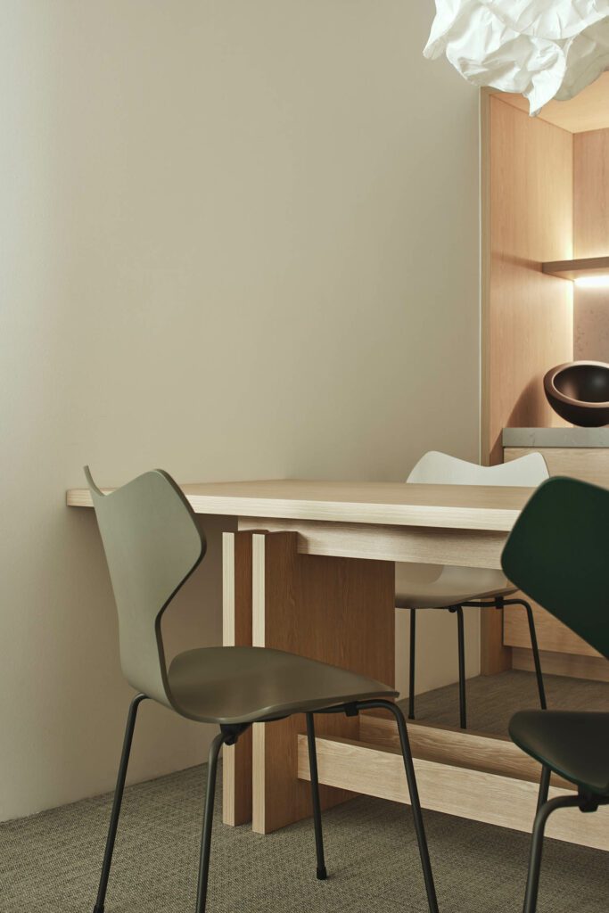 食品库里有色人种Fritz Hansen大奖赛由Arne Jacobsen设计