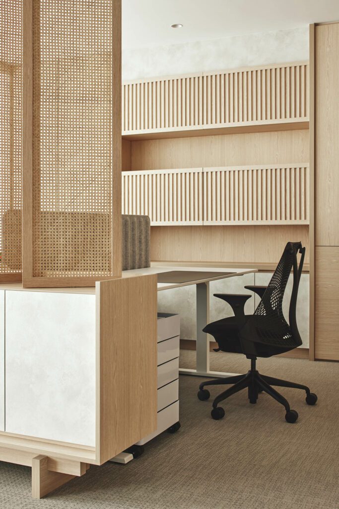 沿墙贴柜设计成像墙板,作为创建宁静工作背景目标的一部分