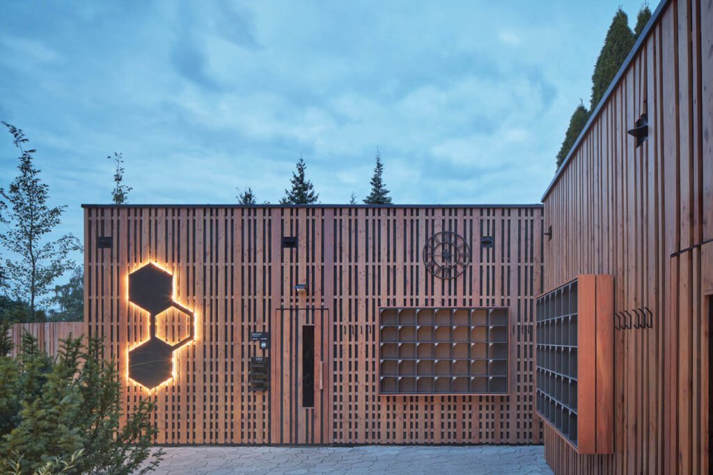 Infit Sen外部健康设施,配有浅色蜂窝式设计