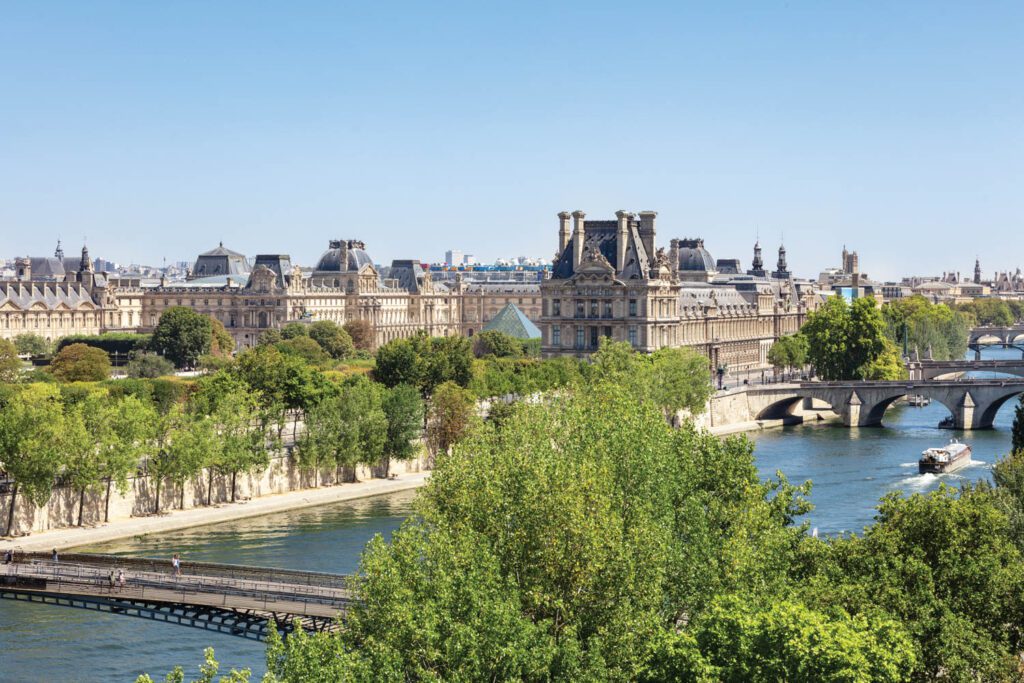 公寓直接建在塞纳左岸,查看卢浮宫和其他巴黎标志