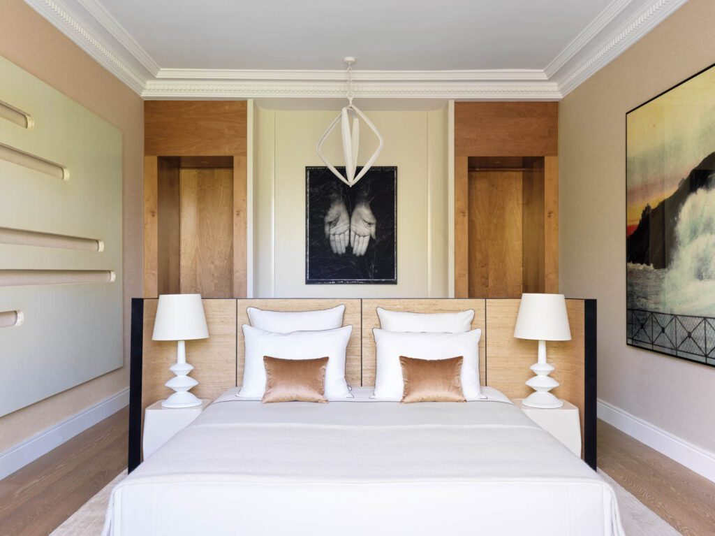 初级卧室头板覆盖箭根草布加入Christophe Delcourt夜站介于新加的Birch门路间是伊朗艺人Payram的Gelatin银印