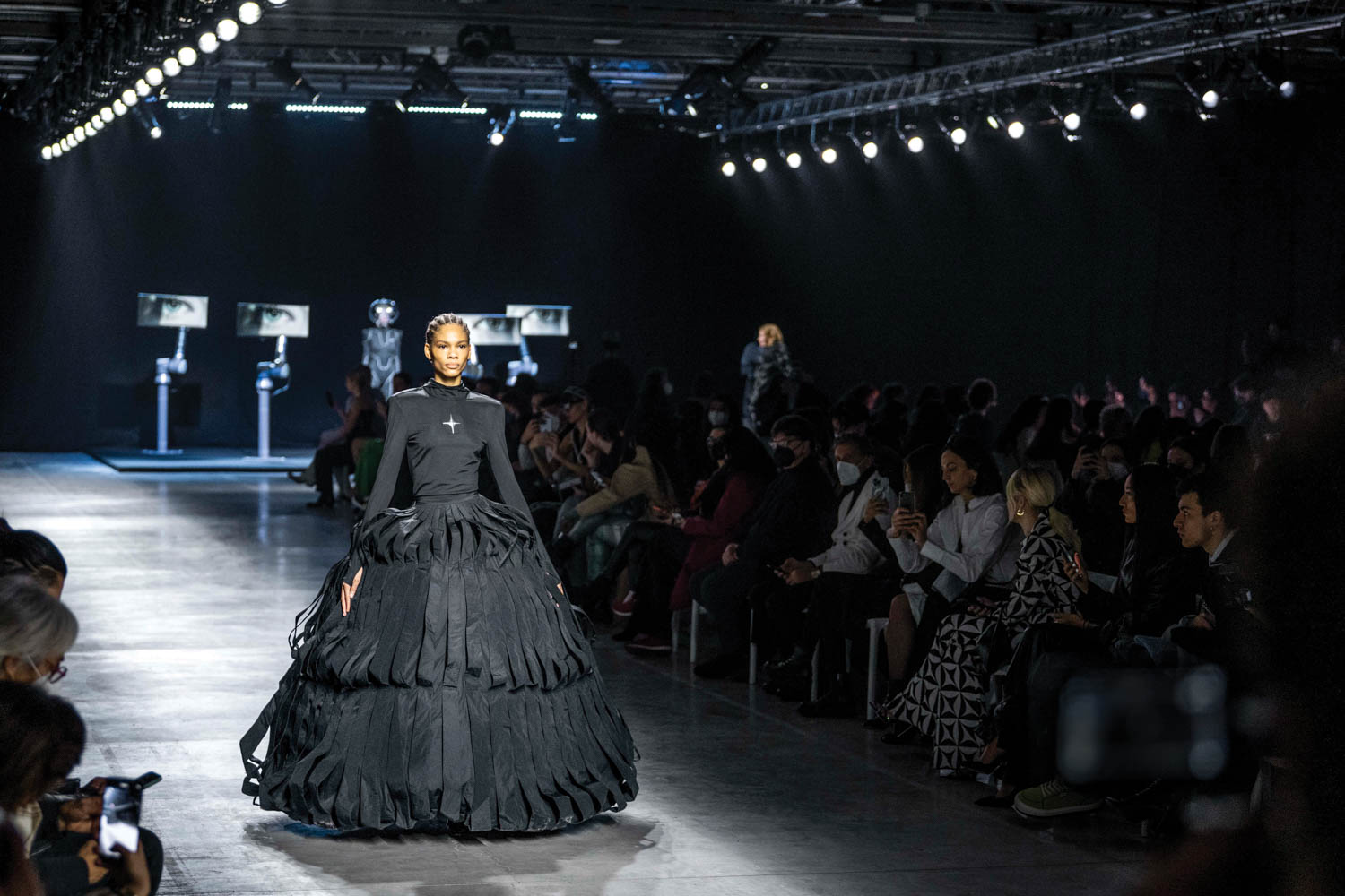 由PolyGlobal咨询委托的性能文章发生在米兰时装周Annakiki时装秀上,