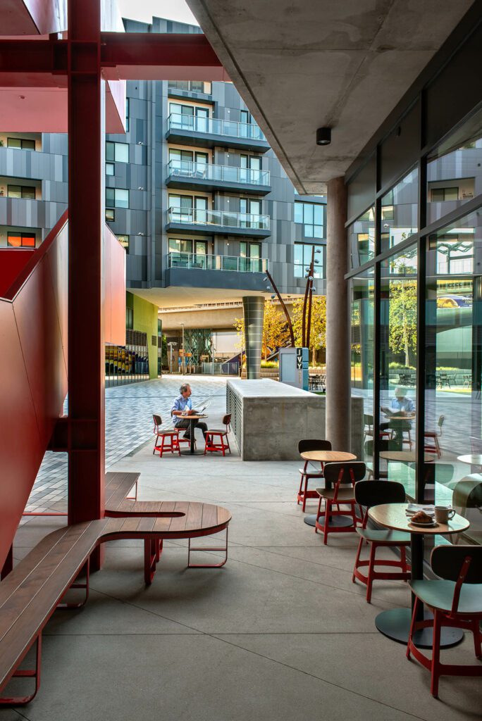 入座延伸至户外广场,与HBO共享住宅和零售