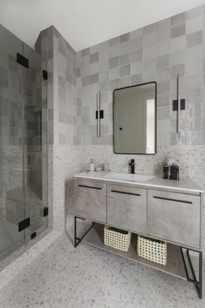 火药房墙封装自定义软水泥瓦由Casa Cielo和Doug Meyer组成,Cielo Ceramica下水槽由Cielo Ceramica组成