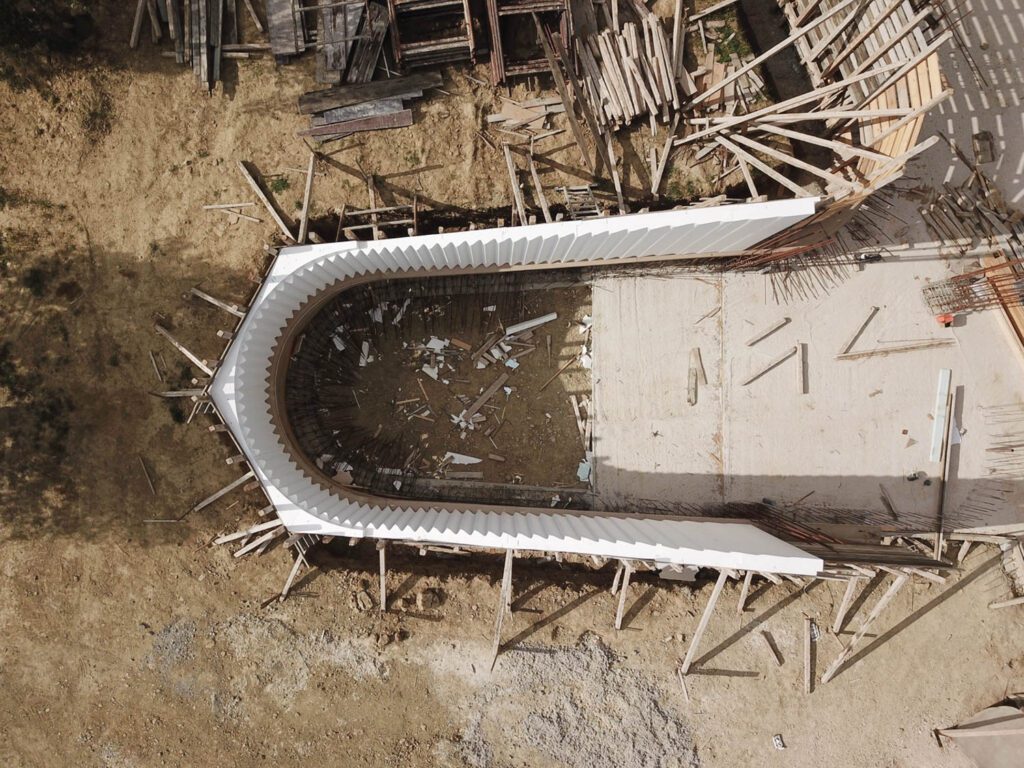 轻量工作段一经现场交付,即放在架子上,像拜占庭拼图用塑料螺丝绑定,并用由本地源木搭建支持结构固定-系统灵活度足以实现蛇形