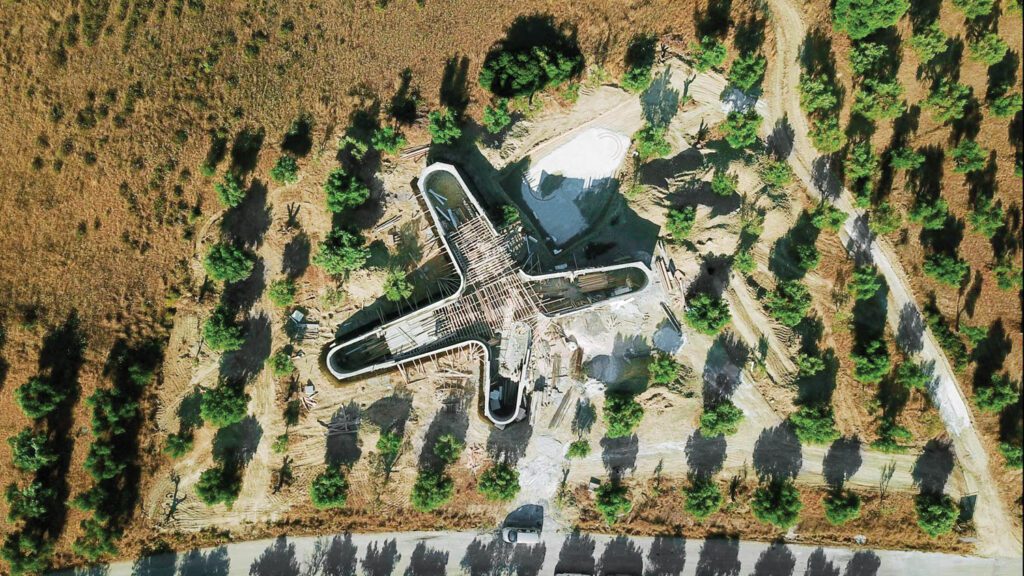 混凝土逐步倒入形式工作以创建连续波纹外形,延展约400线性尺