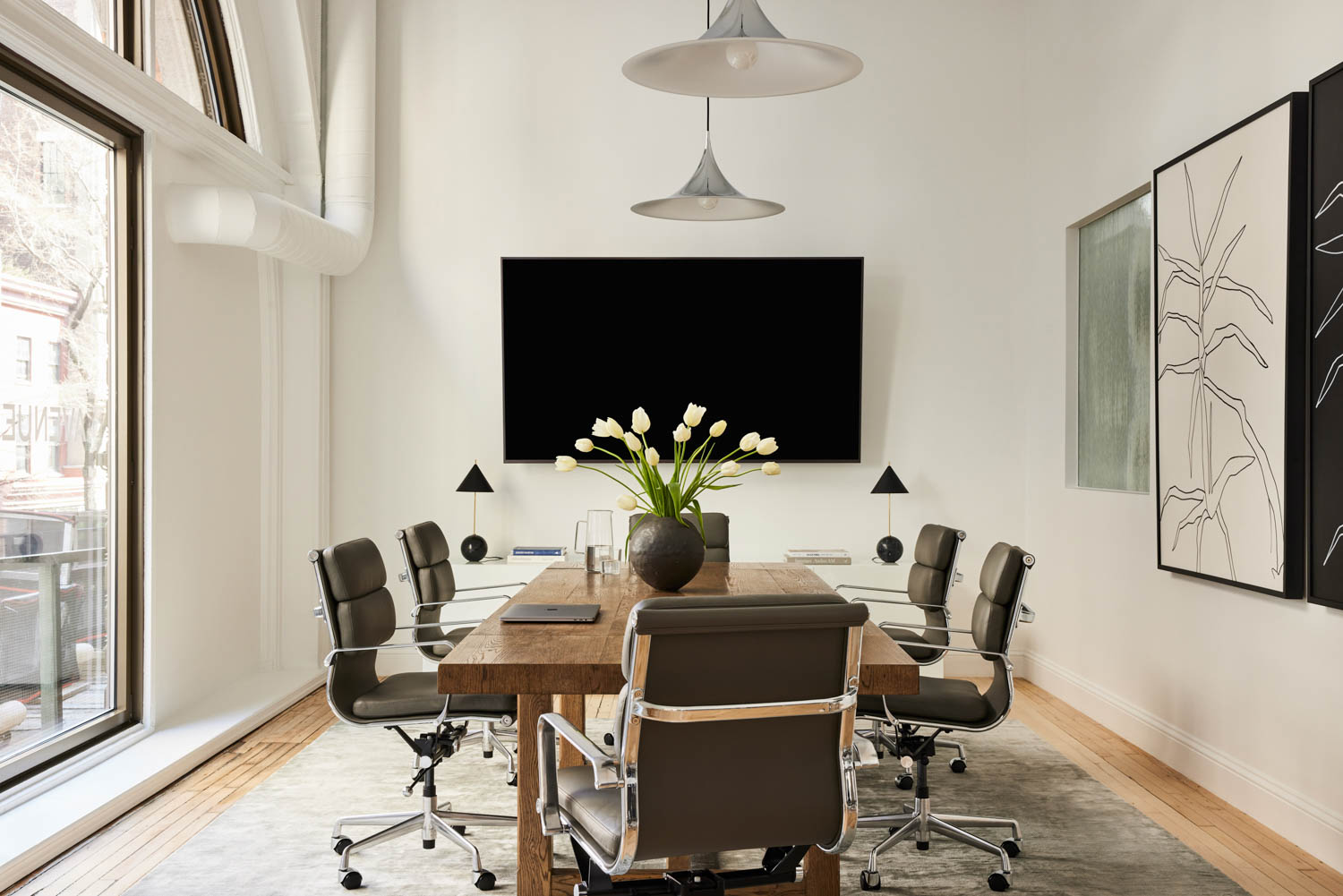 Charles和Ray Eames轮椅聚集在会议室单片橡木表下,Bonderup和Traup分页