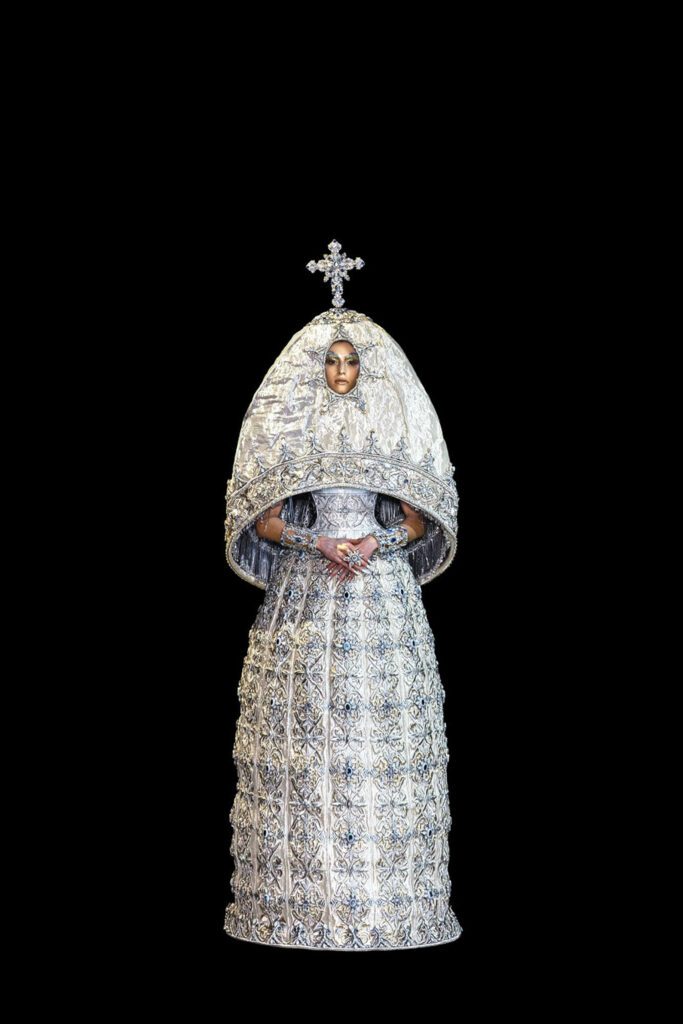 从2017年春夏开始 丝绸礼服和铁拷手镯装饰Swarovski晶体和reynstone