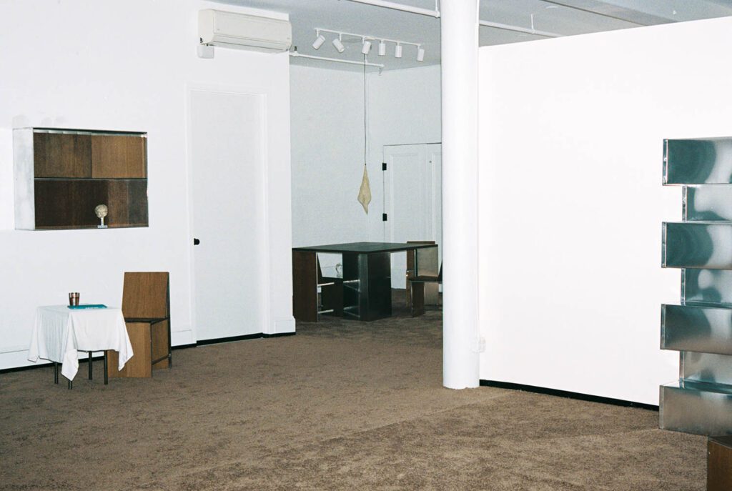 经验从访问者踏上深棕地对地地毯开始