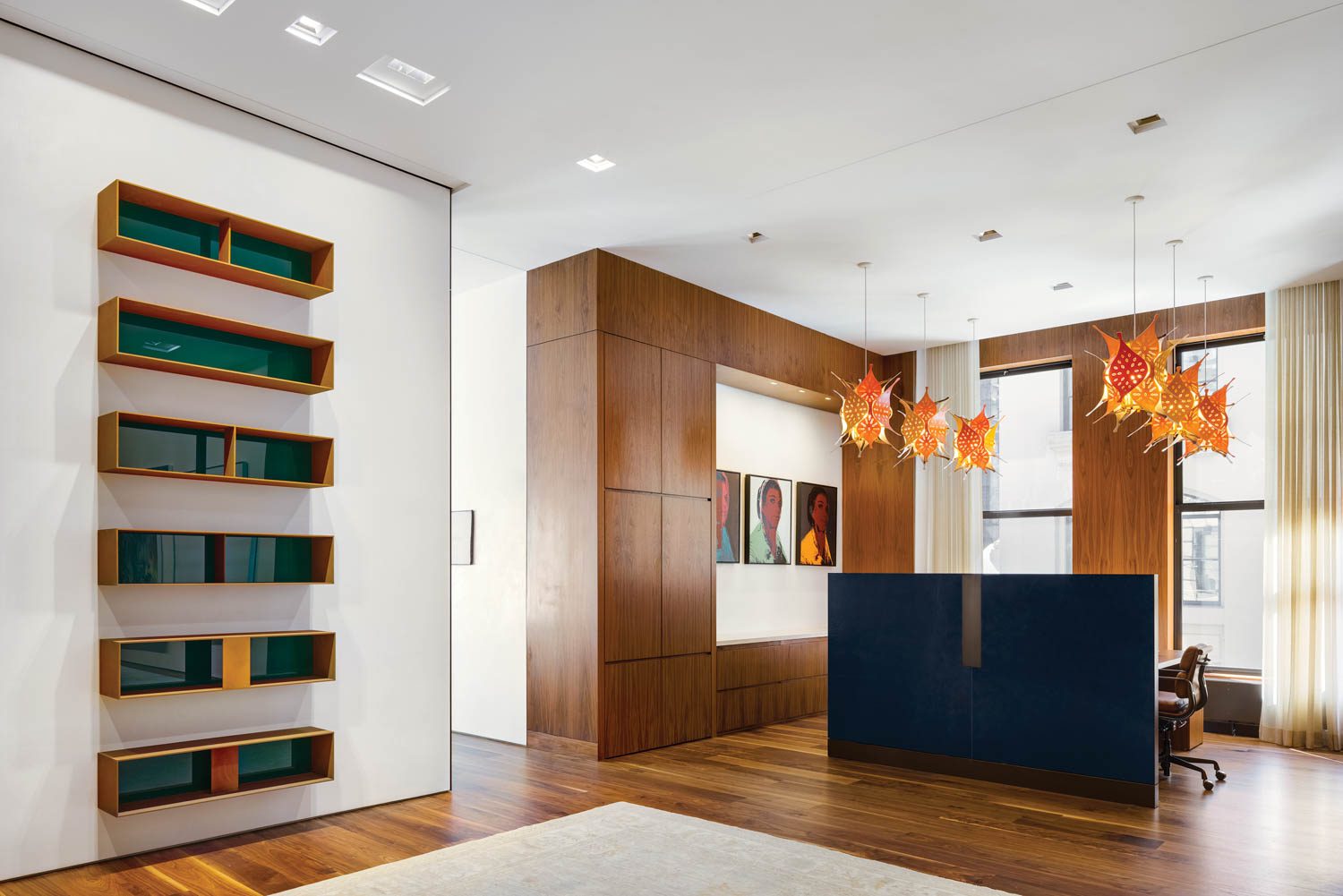 橙笔灯挂在办公桌上