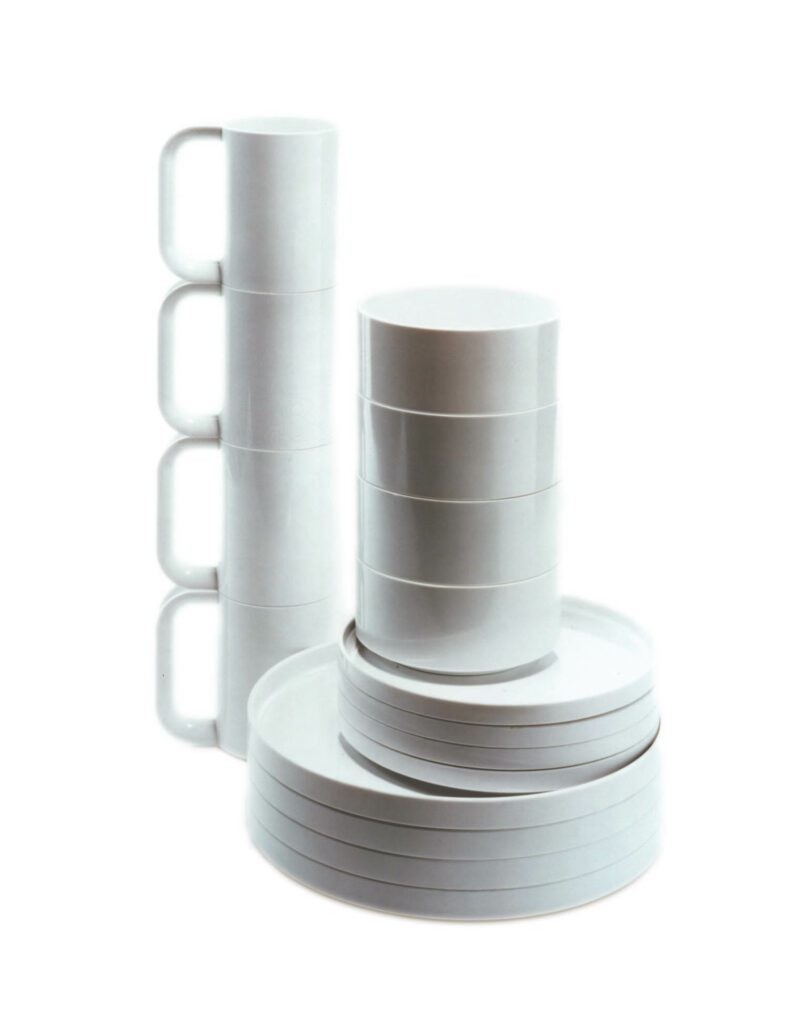 堆积最小白板和杯子