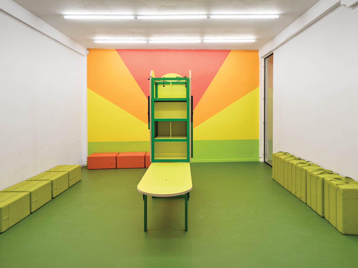 日光口音墙绿色、黄橙色和AWRE粉色