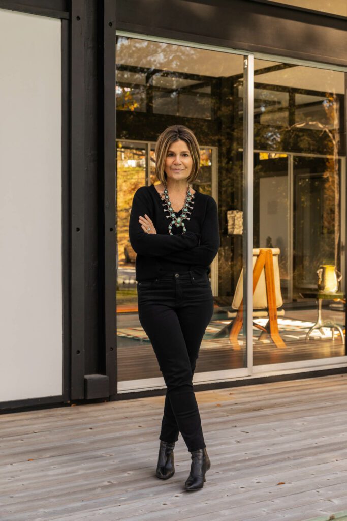 Lisa Perry站到Onna院外