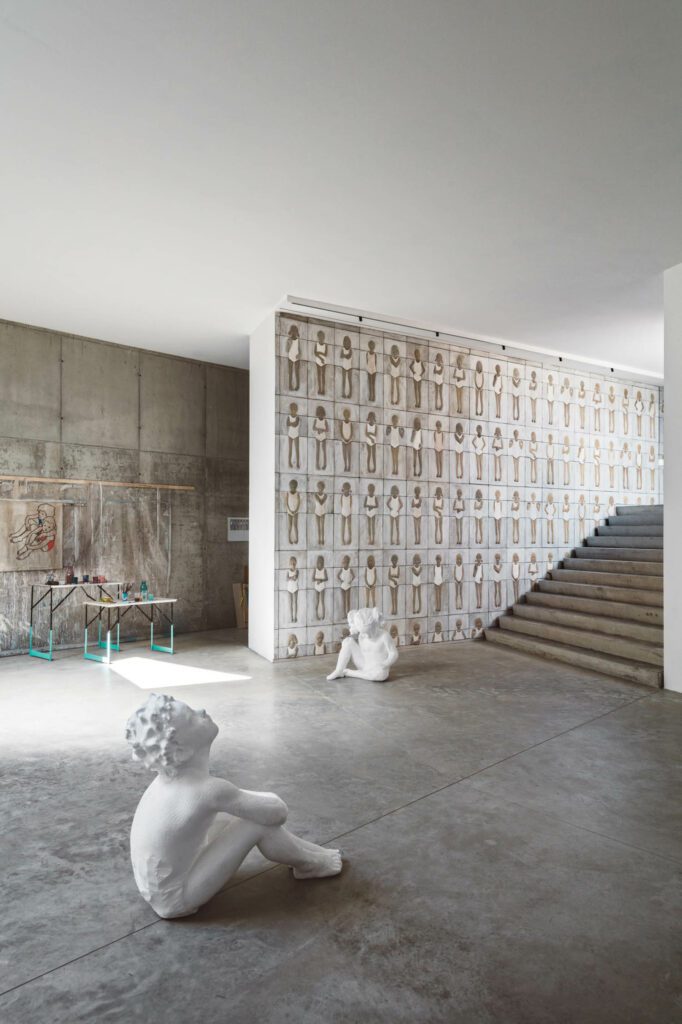 沿楼梯从起居室通路Berruti分片由196加固混凝土和fresco瓦组成