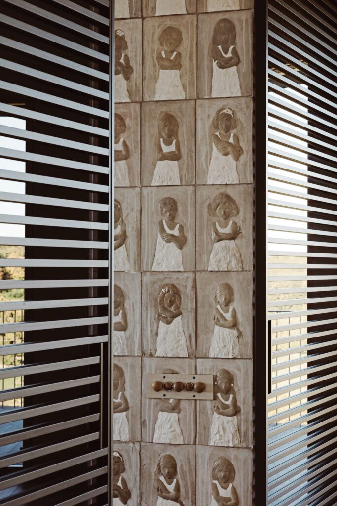 Hugs是一堵加固混凝土桶排空墙,出现在主卫生间中,随行衣柜旁。