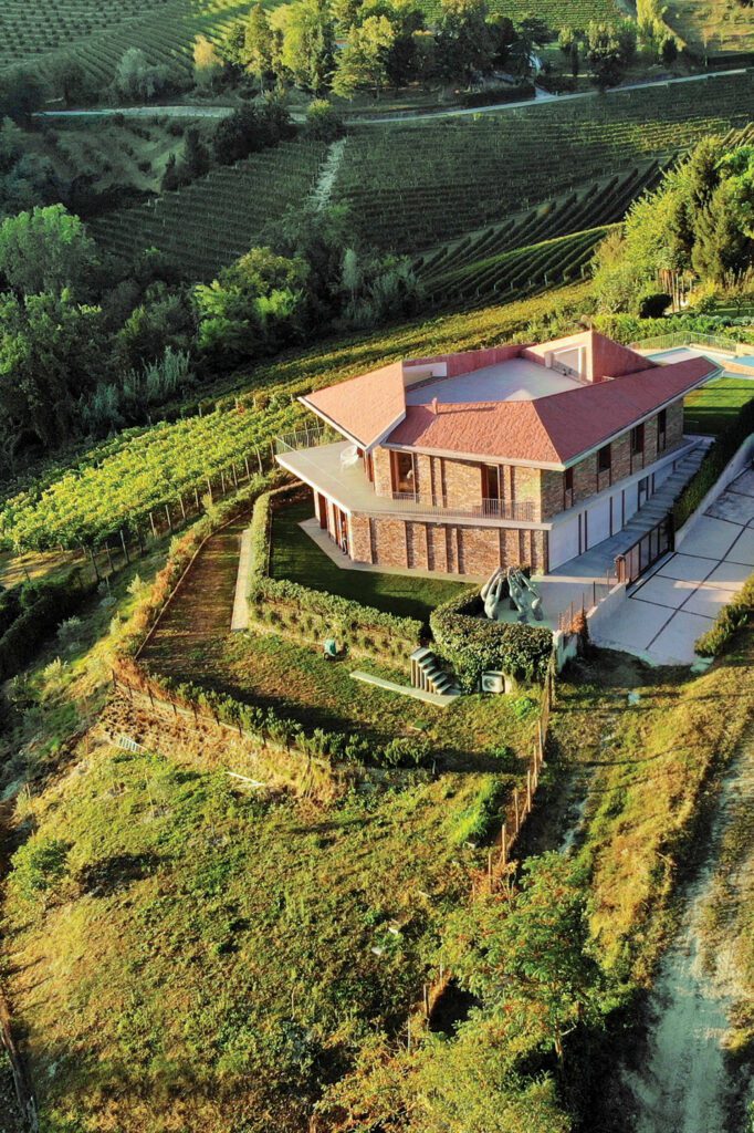 5千平方尺的房子环绕兰加, 本地沙石,并设置5英亩