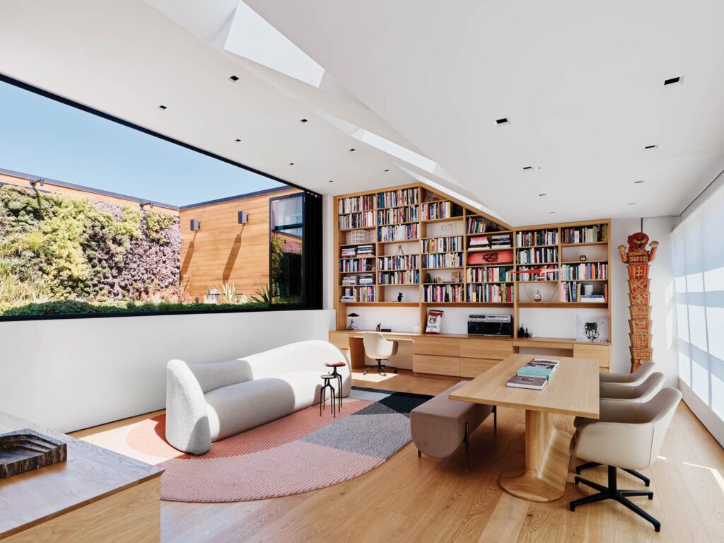 a书架内装有大窗室