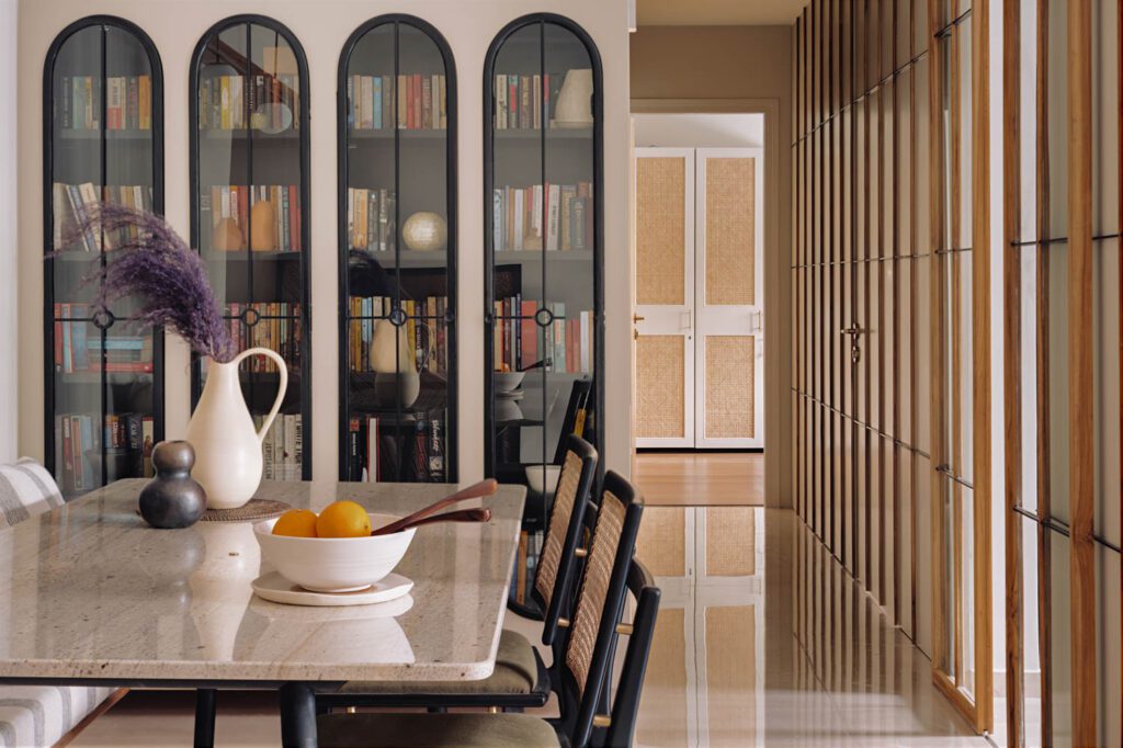 餐区Sar设计演播室和茶椅手写印度大理石板Kalpesh误差聚集在装有定制门的衣柜前