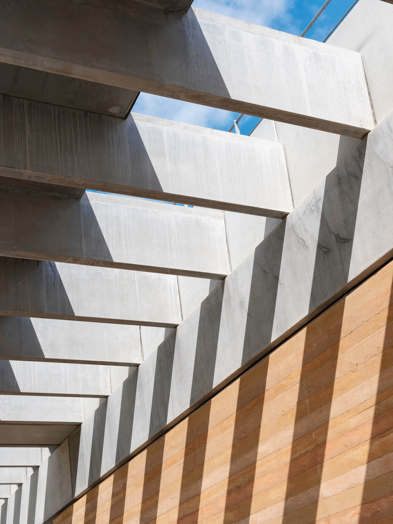 混凝土顶梁延伸到外围墙外,产生图形阴影以动容