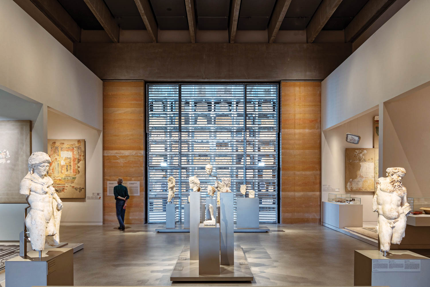 画廊是模块化的,有擦混地层,像这个画廊专注最近发现的罗马别墅的遗迹