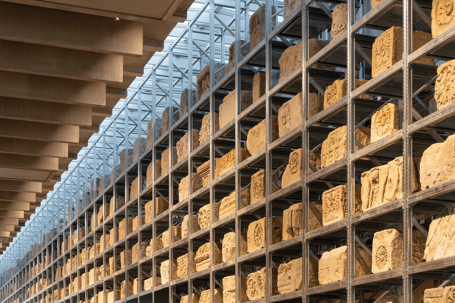 大型天窗运行上悬悬浮