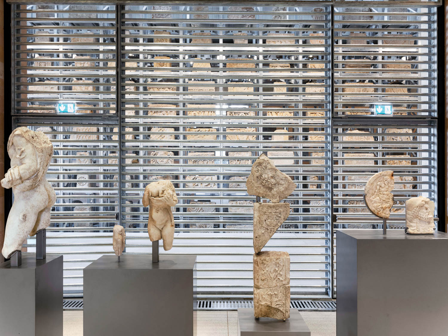 电动电波屏幕将罗马别墅画廊与薄墙空间隔开