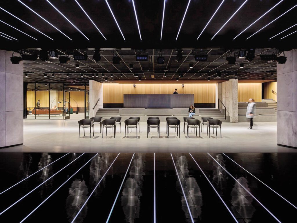 黑椅排列仿佛等待性能