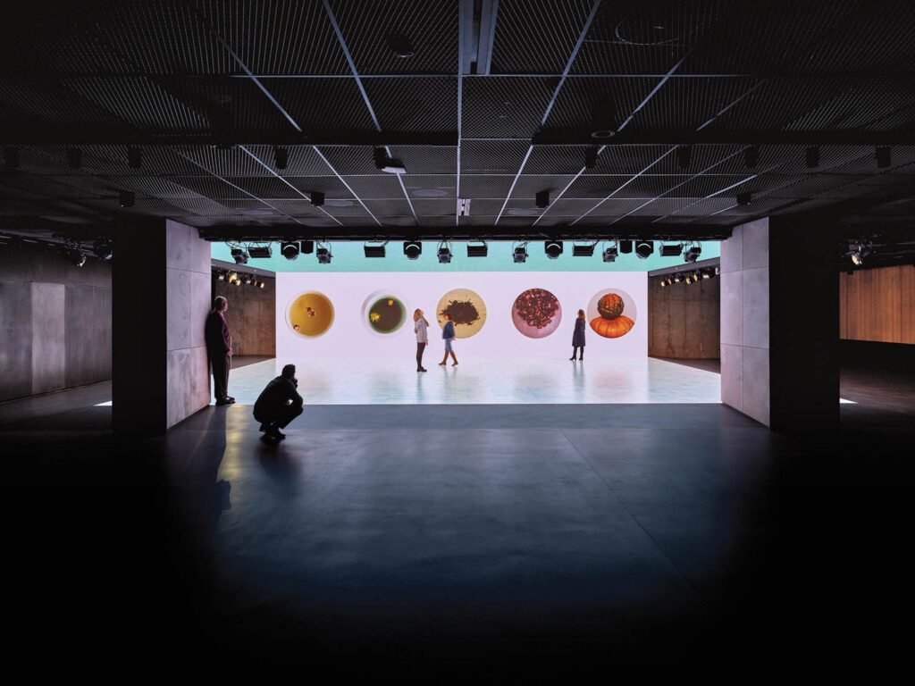 展览室设置像画廊白墙对准黑暗内部