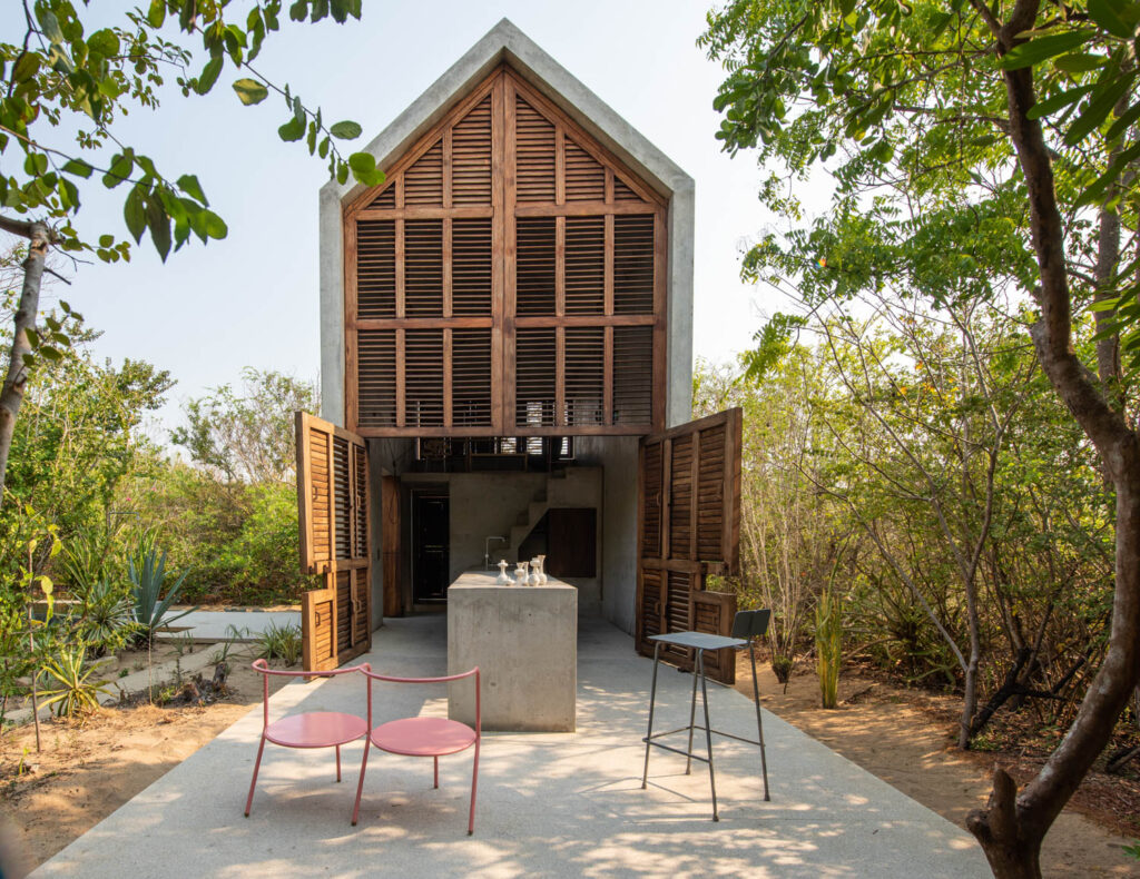 2022年MDF第二个展览站点是建筑师Aranza de Arino的CasaTiy,它全屏木窗子允许自然通风粉状钢架Khalil轮椅和Jawad凳子由Elias和YousefAnastas组成