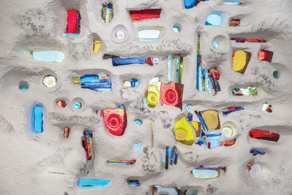 染色玻璃嵌入大厅混凝土