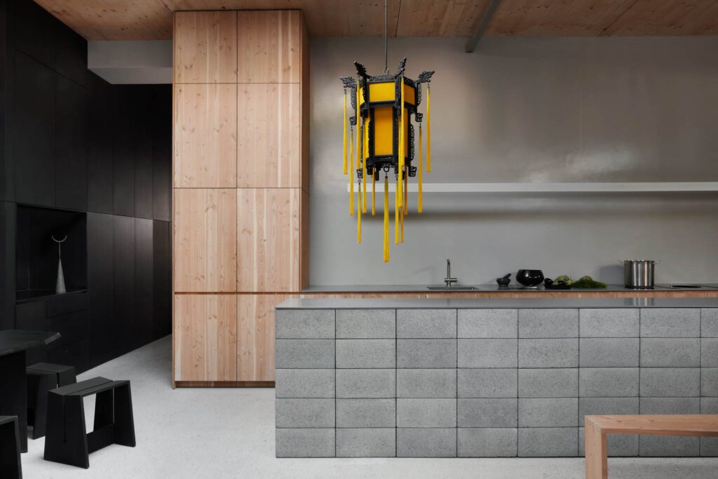 古型中国灯笼照亮自定义厨房岛道格拉斯fir,混凝土块环绕