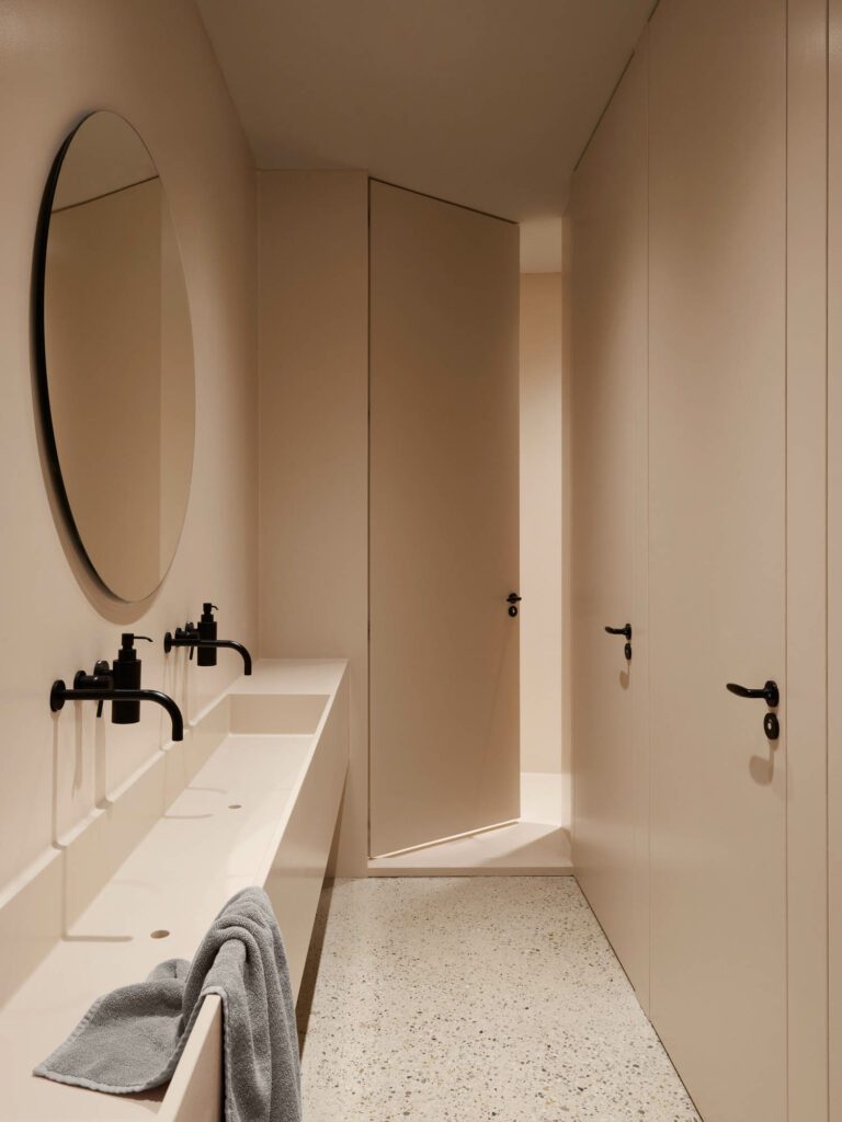 洗手间地板用石块擦亮